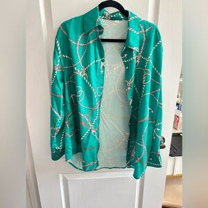 Green button down long sleeve size medium never worn amazing condition